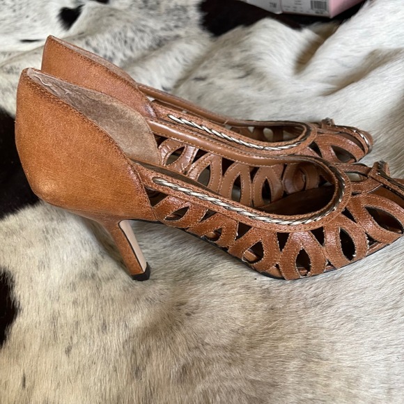 New‎ York Transit Hilary Camel Napa PU Peep Toe Heels Cutout Detail Size 7M - Picture 3 of 7